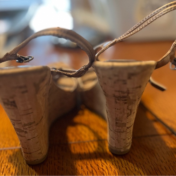 🍌Banana Republic thick, cork-like heals!🍌 - Picture 11 of 12